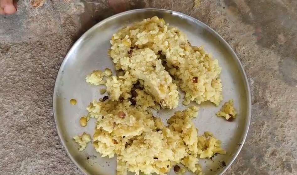 बच्चों को दिया गया मिड-डे मील. बच्चों को दिया गया मिड-डे मील.