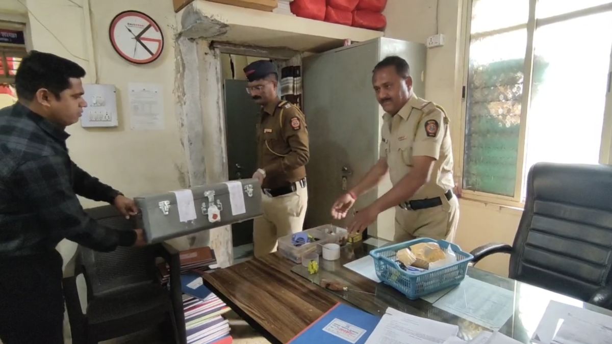 Police seize Rs 98 lakh cash from a suspicious box inside Hyundai Creta during checking in Jalna Maharashtra