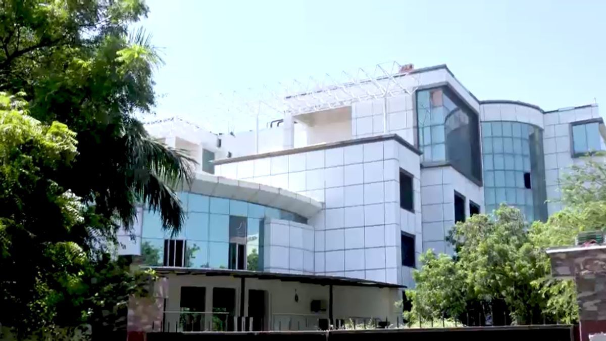 swami chaitanyananda 18 bank accounts 18 crore frozen withdrawn