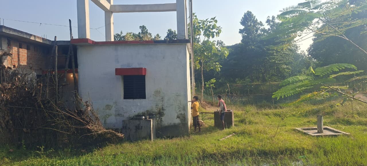 खबर के बाद जल आपूर्ति टैंक की मरम्मत की जा रही है.