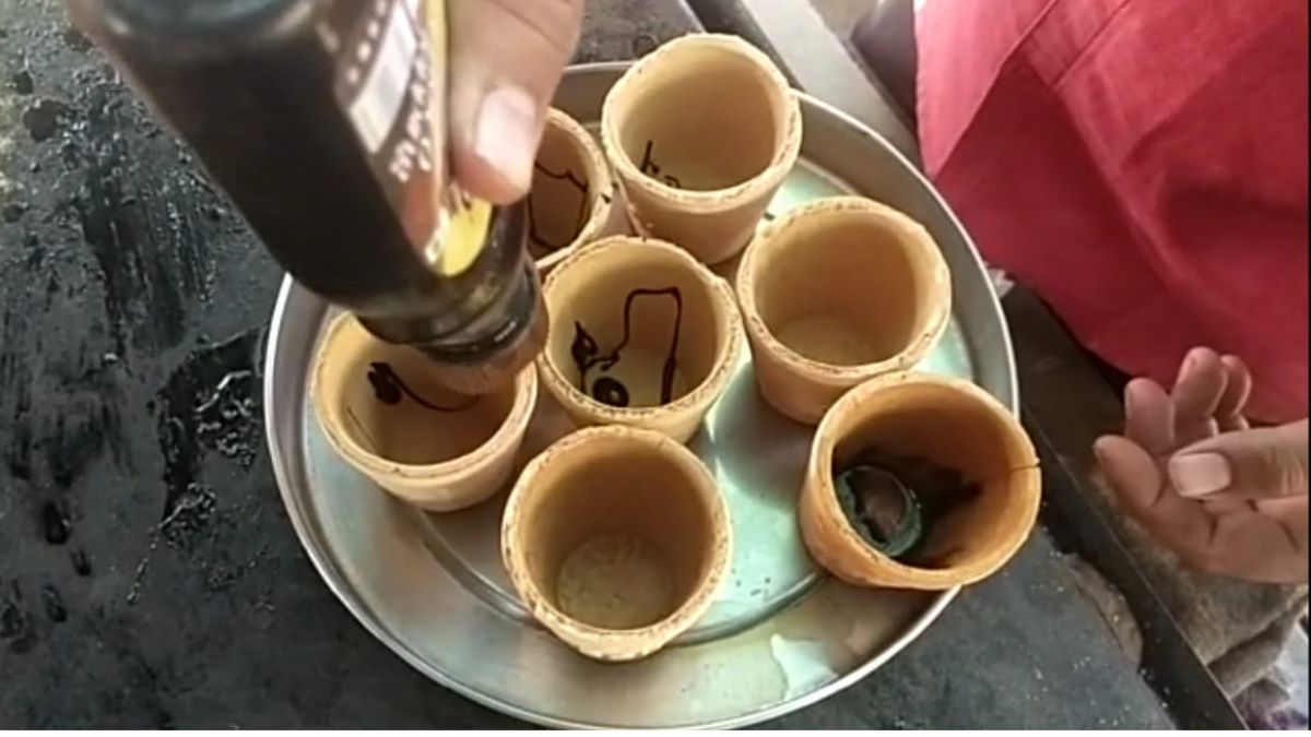 चाय पीने के बाद कप भी खा जाते हैं ग्राहक. (Photo: Aajtak)