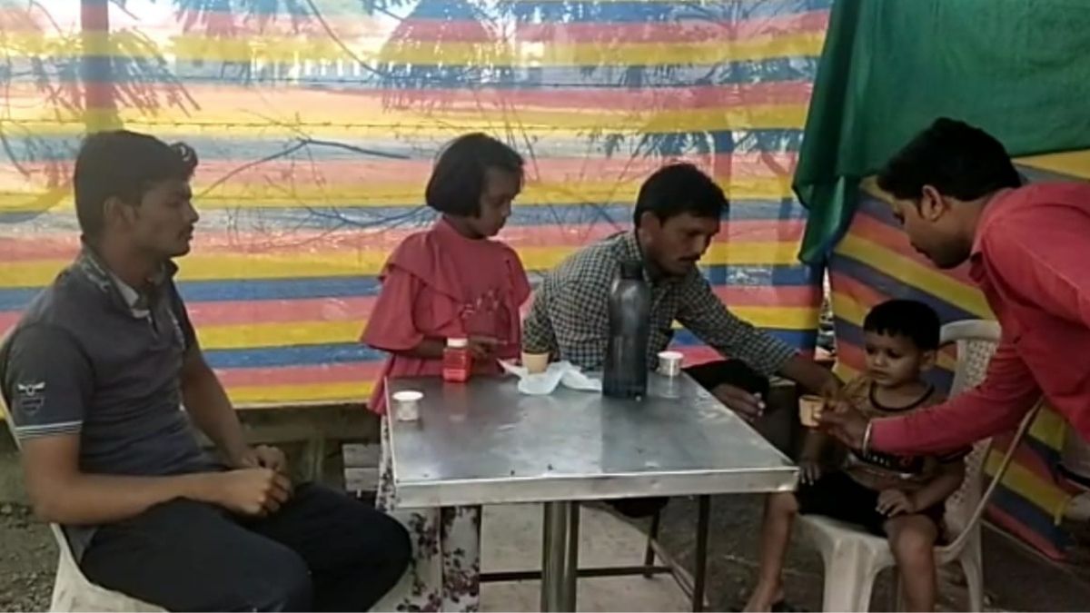 चाय पीने के बाद कप भी खा जाते हैं ग्राहक. (Photo: Aajtak)