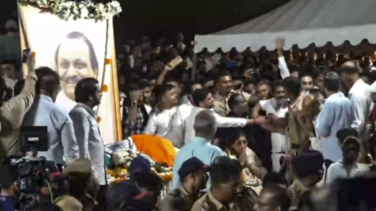 Tears Slogans Last Darshan Crowds Gather to Pay Tribute to Ajit Pawar