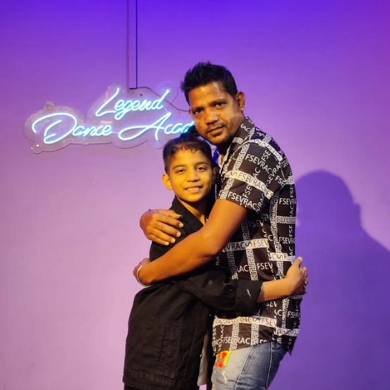 तेजस वर्मा पति के साथ