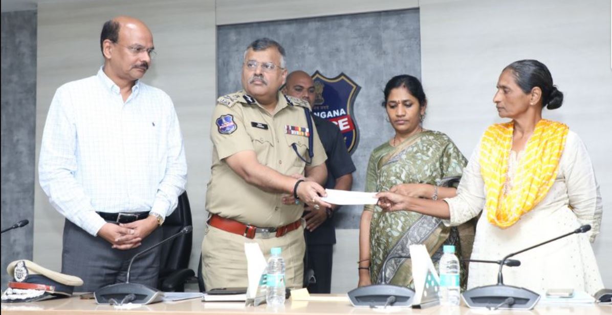 Naxal Leader Sujatha Surrender Naxal Leader Sujatha Surrender