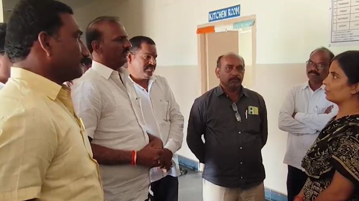 telangana womens polytechnic hostel 28 students fall ill food poisoning suspected telangana womens polytechnic hostel 28 students fall ill food poisoning suspected
