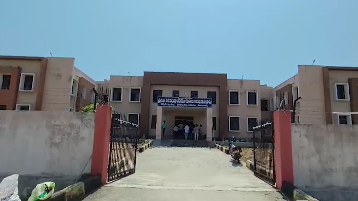 telangana womens polytechnic hostel 28 students fall ill food poisoning suspected telangana womens polytechnic hostel 28 students fall ill food poisoning suspected