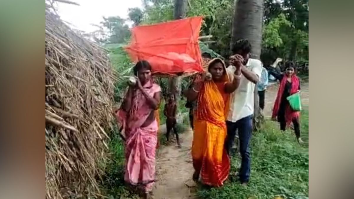 three daughters carry fathers bier youngest performs last rites emotional story three daughters carry fathers bier youngest performs last rites emotional story