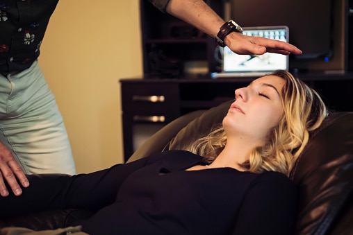 पास्ट लाइफ रिग्रेशन थेरेपी करा रहे लोग (तस्वीर- Getty Images)