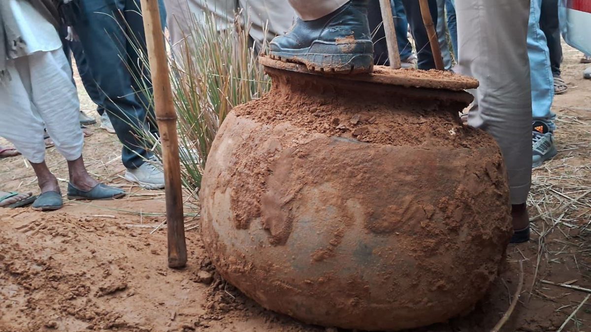 जमीन से निकली हांडी, लोग बोले- खजाना है, मच गई लूट... पुलिस ने ट्रेजरी पहुंचाया रहस्यमय पात्र