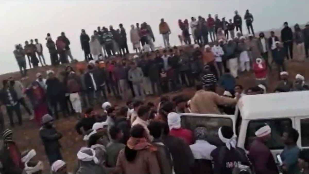 जमीन से निकली हांडी, लोग बोले- खजाना है, मच गई लूट... पुलिस ने ट्रेजरी पहुंचाया रहस्यमय पात्र