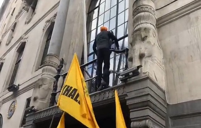 khalistani protesters tried harming indian flag in london amid action against amritpal singh