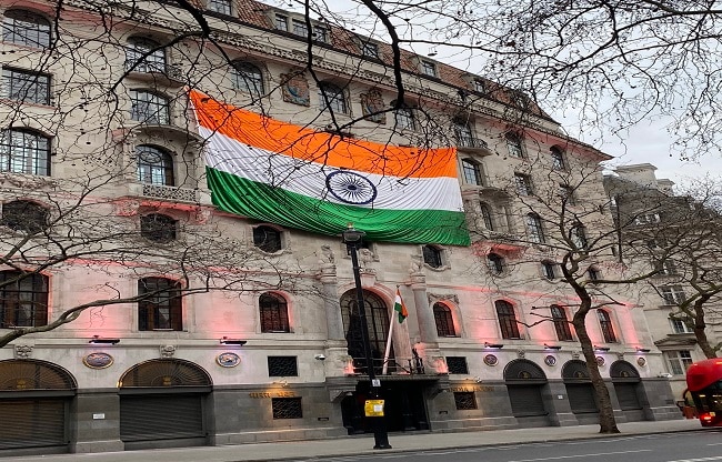 khalistani protesters tried harming indian flag in london amid action against amritpal singh