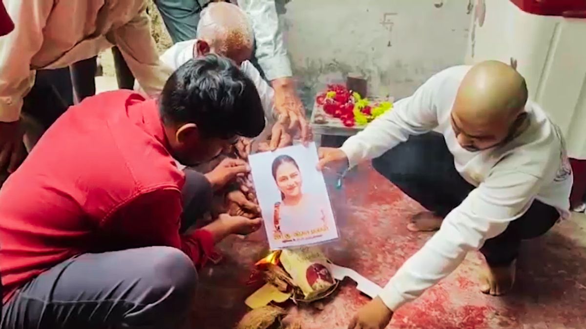 ujjain family performs symbolic last rites of daughter after inter caste love marriage