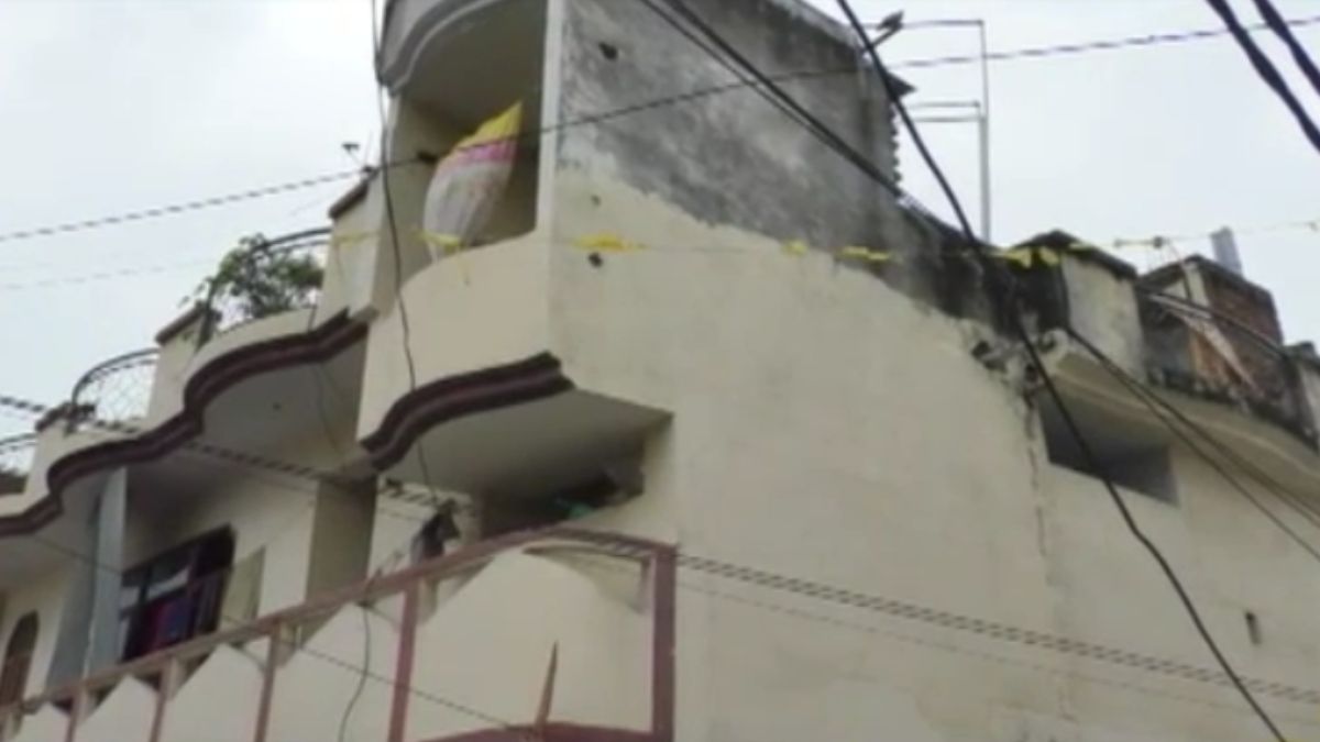 वह घर, जिसमें डेढ़ साल तक परिवार के लोग रखे रहे लाश. वह घर, जिसमें डेढ़ साल तक परिवार के लोग रखे रहे लाश.