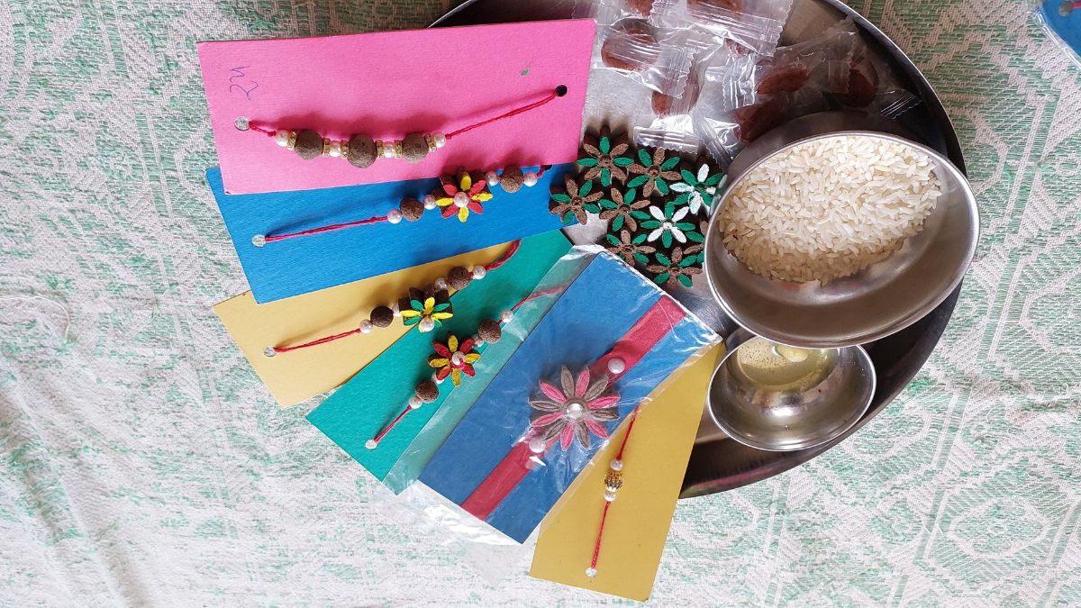 गाय के गोबर से राखी बनातीं महिलाएं. (Photo: Aajtak)