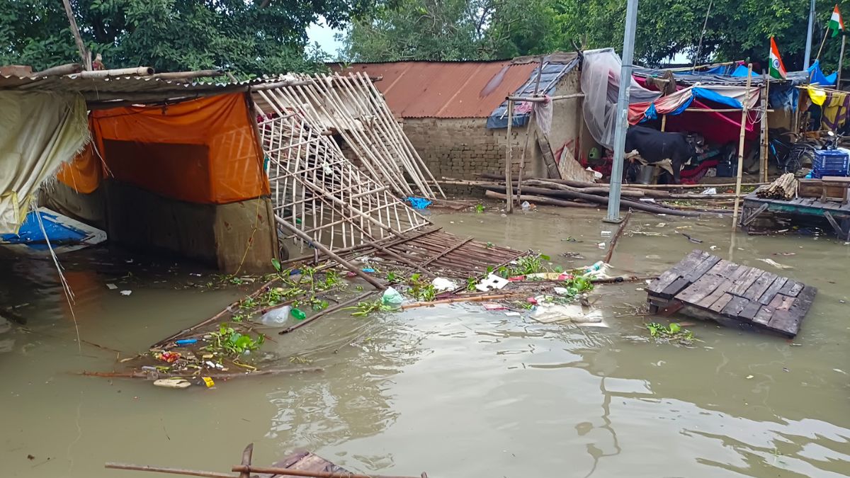 UP: गंगा-यमुना में आई बाढ़, श्मशान घाट की बजाय सड़कों पर हो रहा अंतिम संस्कार
