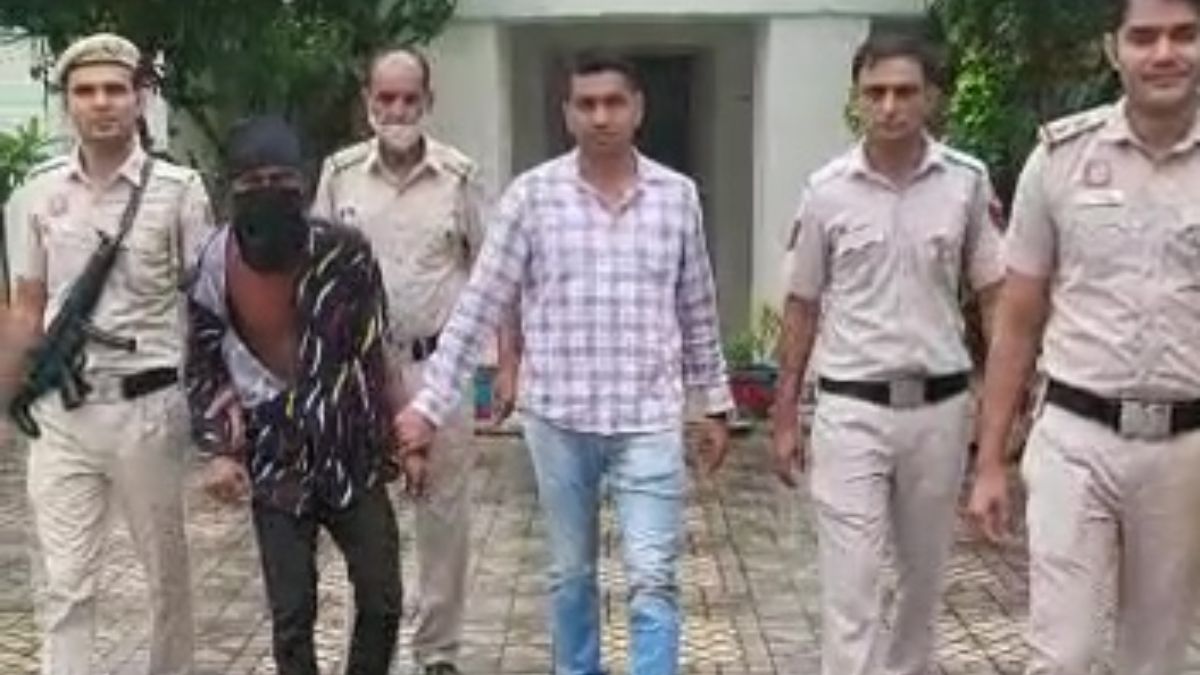 पुलिस की गिरफ्त में आरोपी. (Photo: ANI) पुलिस की गिरफ्त में आरोपी. (Photo: ANI)