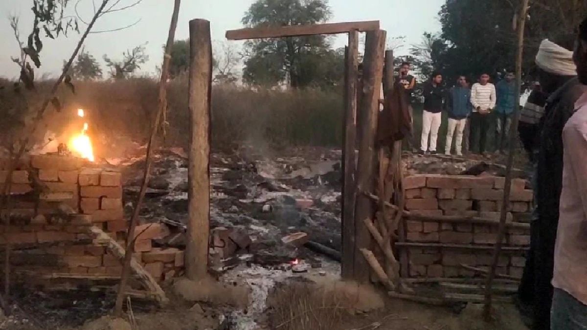 प्रशासन की टीम बुलडोजर के साथ कब्जा हटाने पहुंची थी