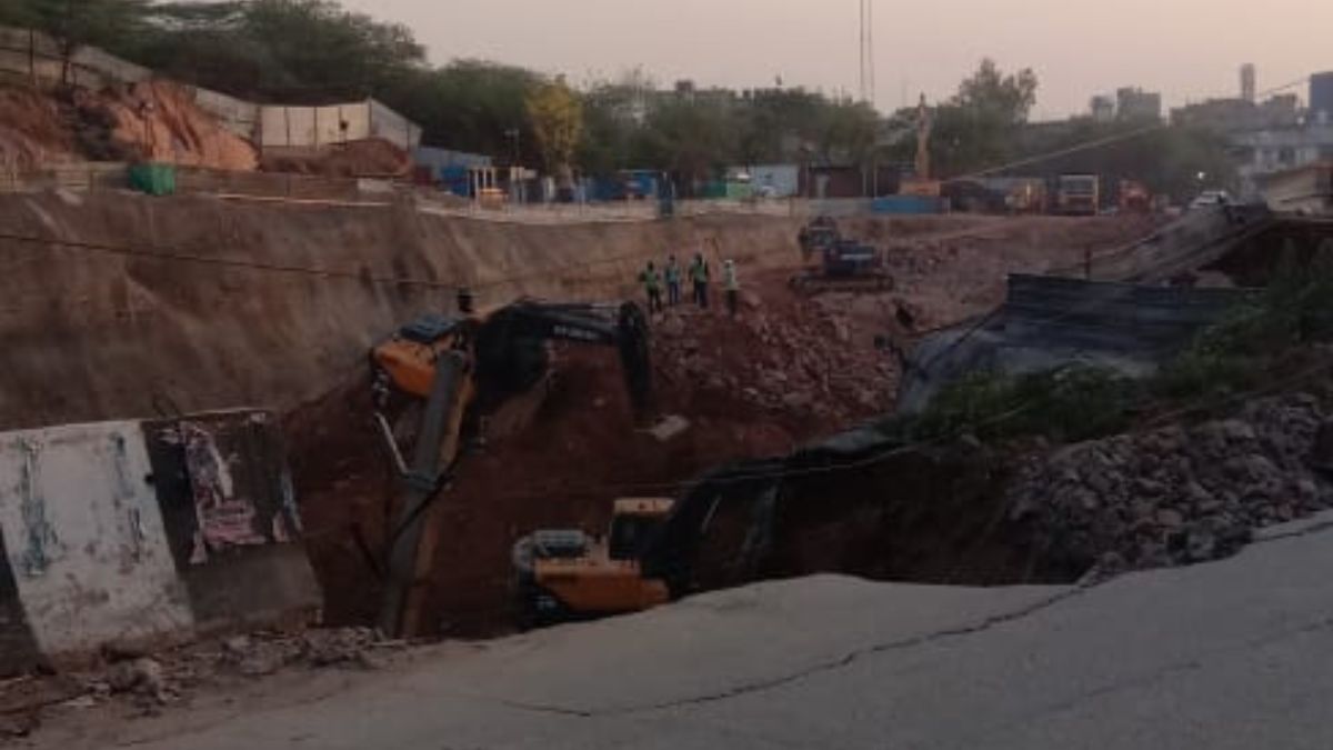 दिल्ली में मेट्रो साइट पर बड़ा हादसा... 50 फीट तक धंसी रोड, मच गई अफरा-तफरी
