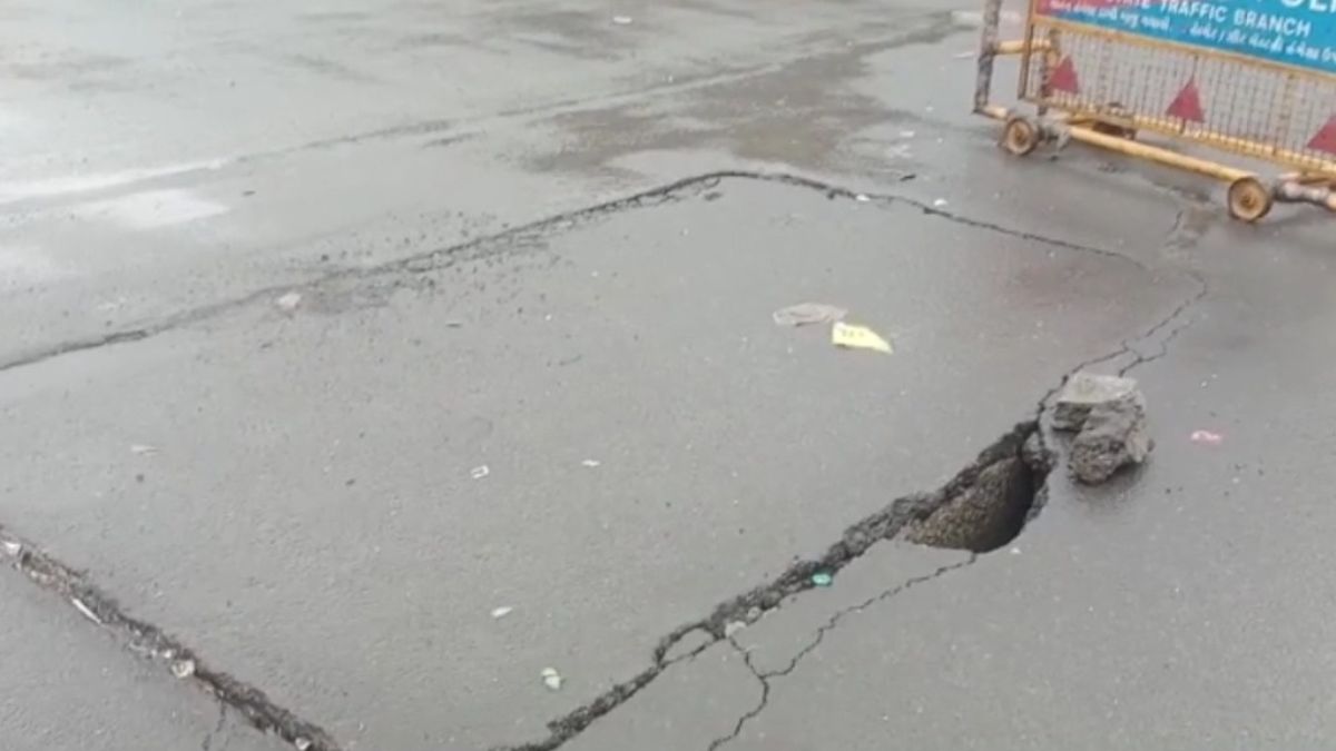 सूरत में बने पुल में आई दरार.