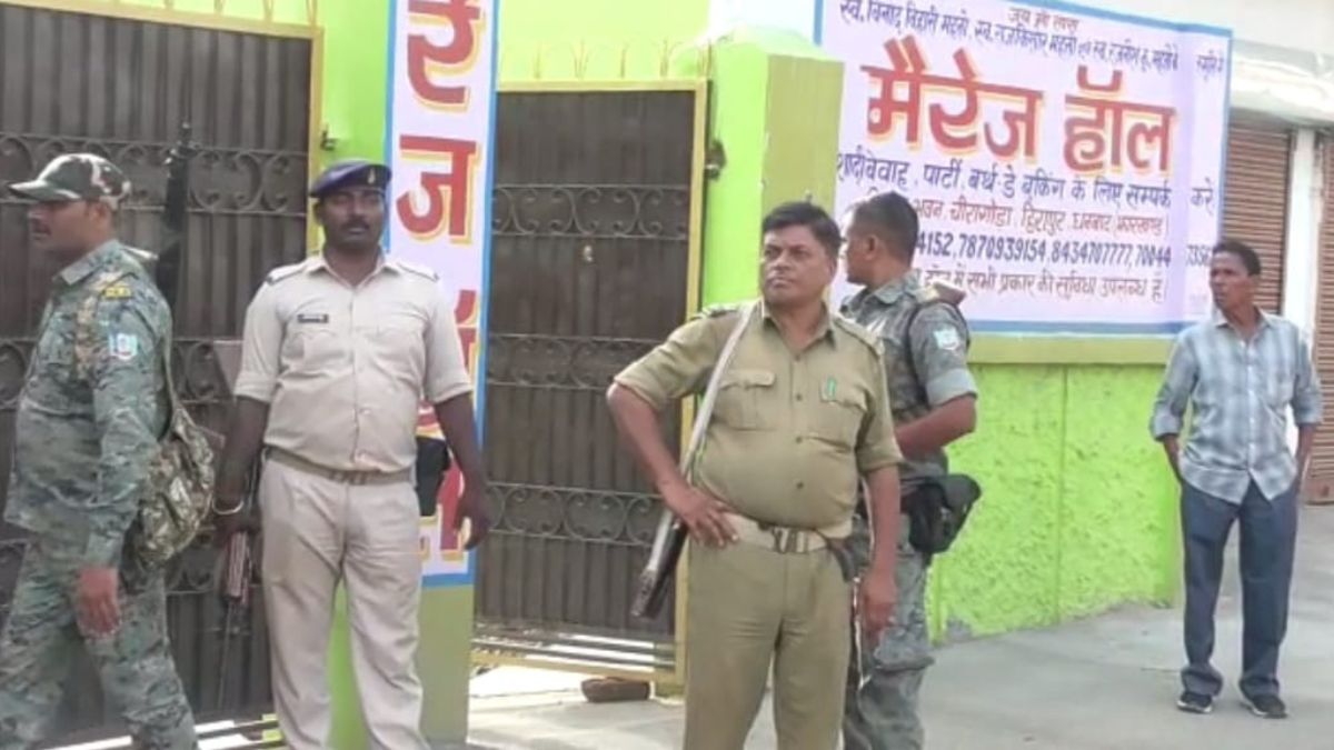 राइफल लेकर रोड पर निकली महिला. (Photo: Video Grab)