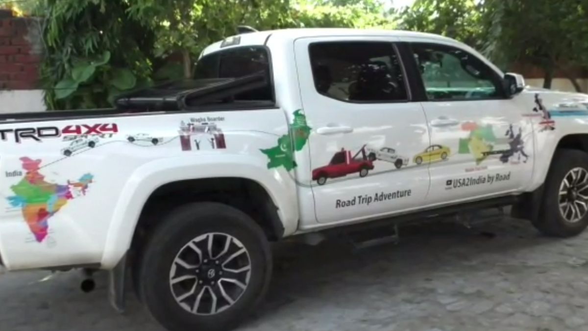 कार पर लिखा था पूरे टूर का ब्योरा.