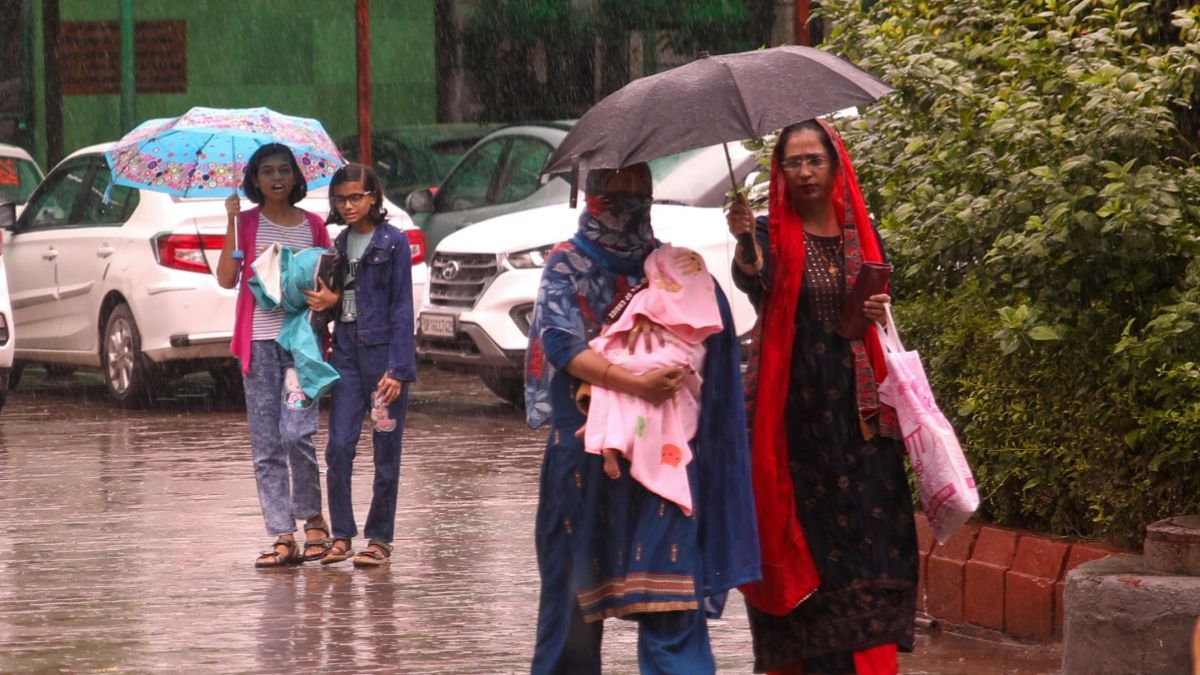 आफत वाली बारिश... गुरुग्राम में 6 बच्चों की मौत, दिल्ली में बिल्डिंग गिरी, यूपी में कई जिलों में स्कूल बंद-कॉलेज