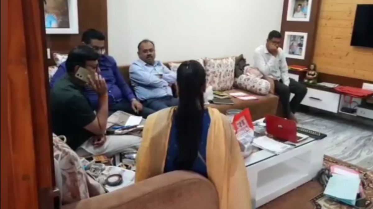 पटवारी के ठिकाने पर कार्रवाई करती लोकायुक्त की टीम. 