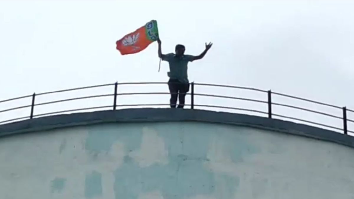 बीजेपी का झंडा लेकर 100 फीट ऊंची टंकी पर चढ़ा शख्स, 6 घंटे चला हाईवोल्टेज ड्रामा