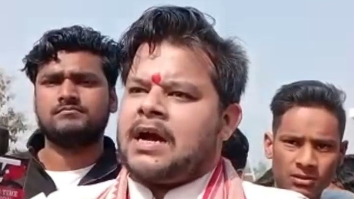 बजरंग दल ने लड़कियों से लड़कों को बंधवाई राखी. बजरंग दल ने लड़कियों से लड़कों को बंधवाई राखी.