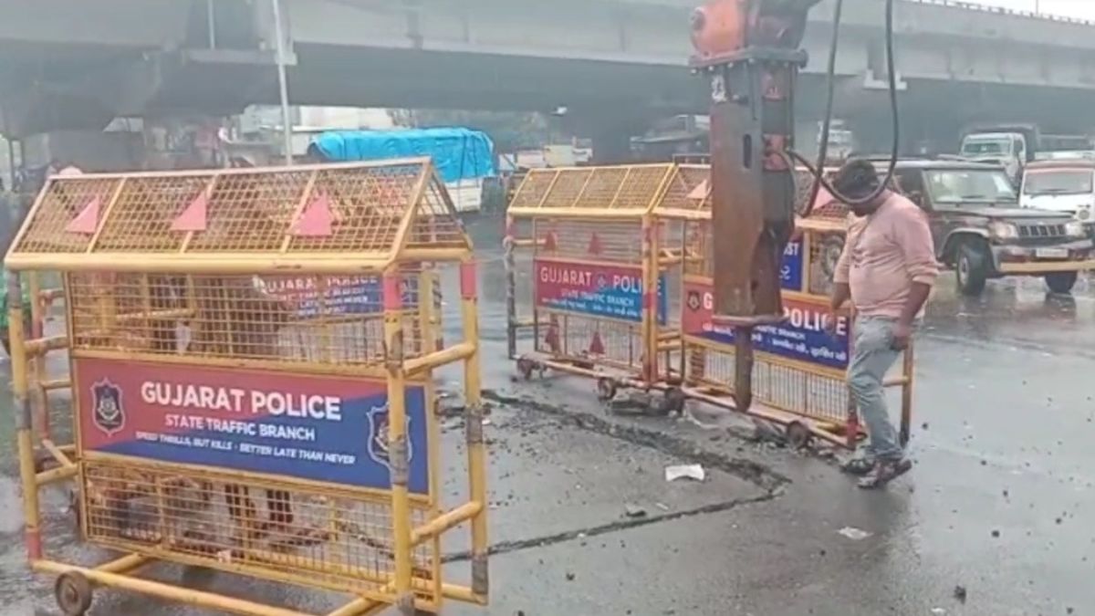 सूरत में बने पुल में आई दरार.