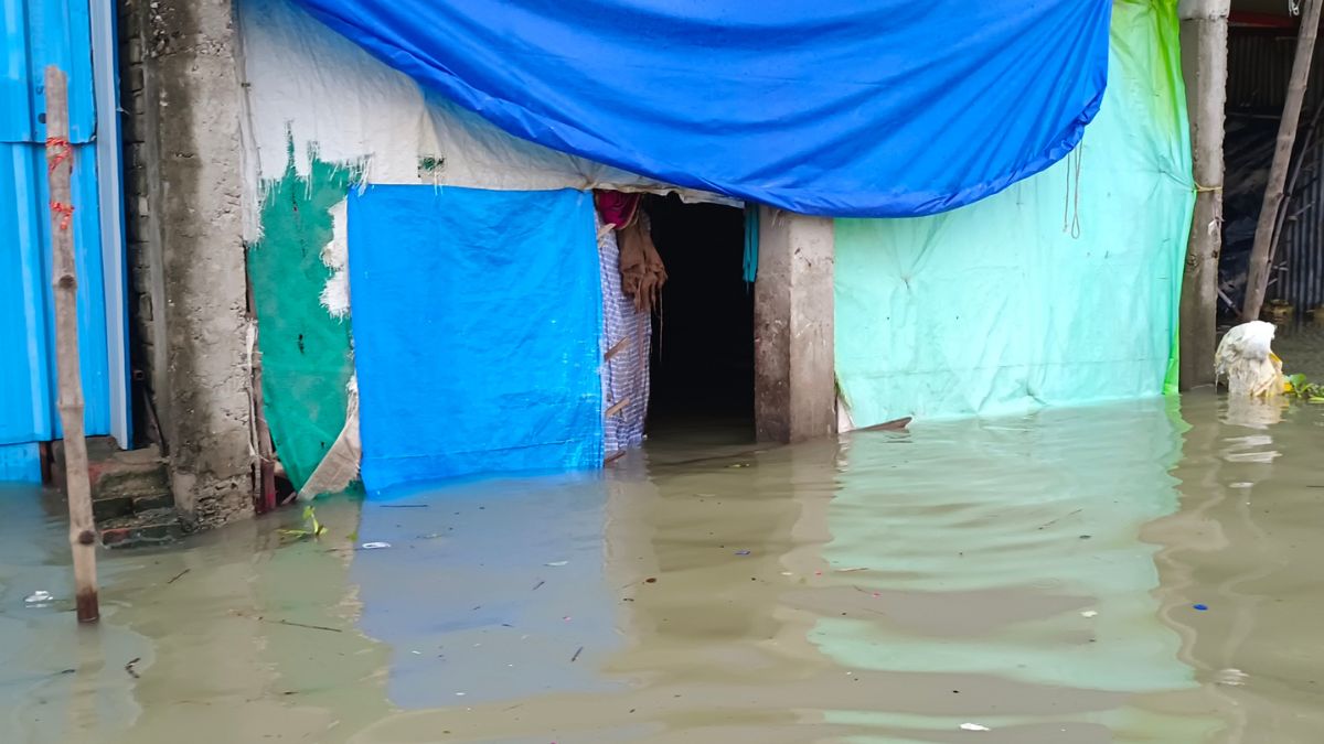 UP: गंगा-यमुना में आई बाढ़, श्मशान घाट की बजाय सड़कों पर हो रहा अंतिम संस्कार