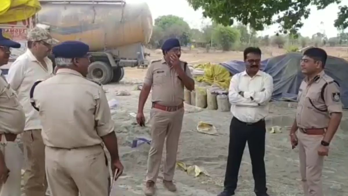 मध्य प्रदेश के रीवा में चलती मिली नकली सीमेंट की फैक्ट्री. (Photo: Aajtak) मध्य प्रदेश के रीवा में चलती मिली नकली सीमेंट की फैक्ट्री. (Photo: Aajtak)