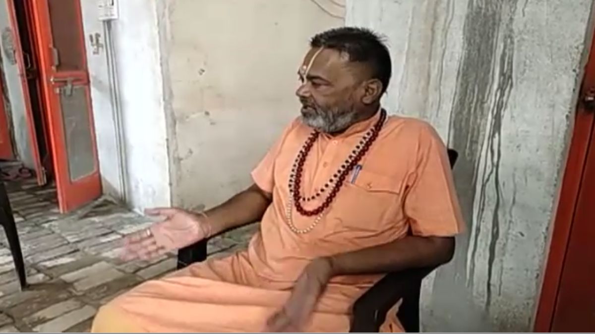 पंडित शंखधार 79 मुस्लिम युवतियों की हिंदू युवकों से करा चुके शादी, मिली धमकी पंडित शंखधार 79 मुस्लिम युवतियों की हिंदू युवकों से करा चुके शादी, मिली धमकी