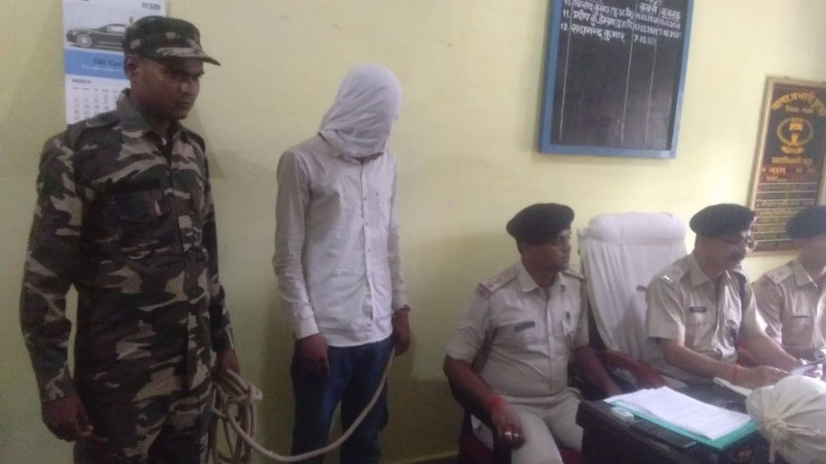 पुलिस की गिरफ्त में आरोपी.