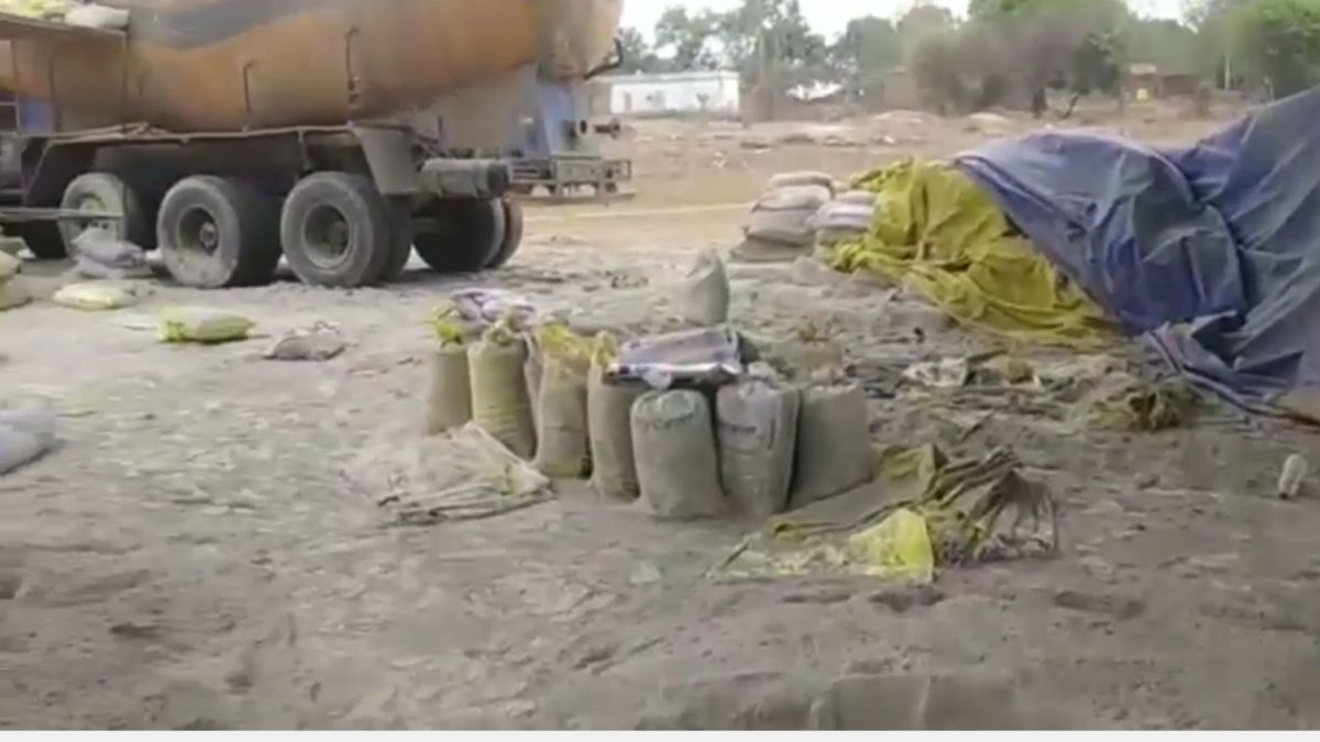 मध्य प्रदेश के रीवा में चलती मिली नकली सीमेंट की फैक्ट्री. (Photo: Aajtak) मध्य प्रदेश के रीवा में चलती मिली नकली सीमेंट की फैक्ट्री. (Photo: Aajtak)
