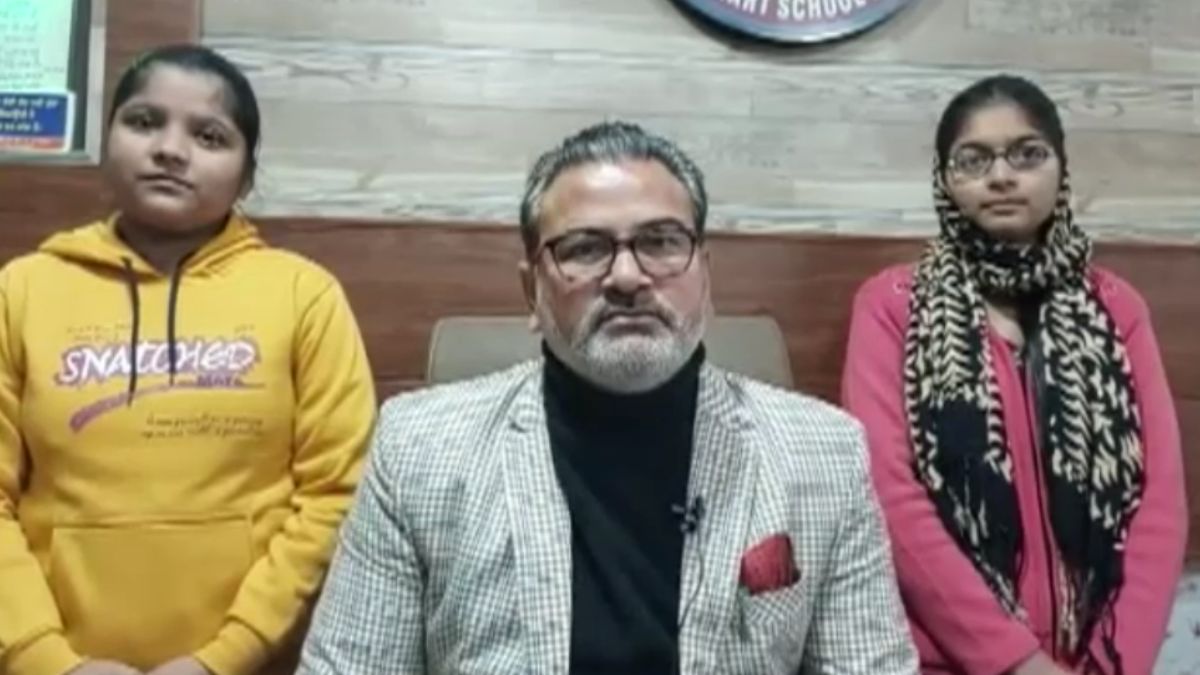 बच्चों के साथ स्कूल के प्रिंसिपल. बच्चों के साथ स्कूल के प्रिंसिपल.