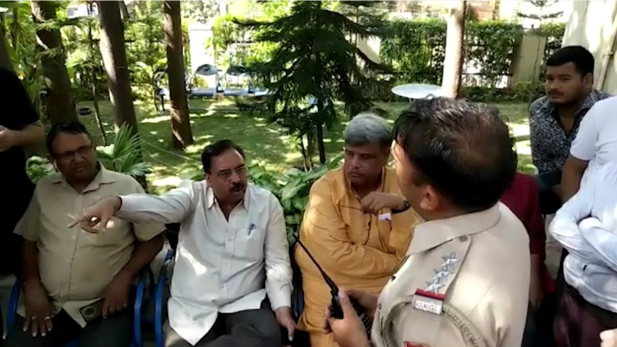 शादी में घुसे बदमाशों ने तोड़फोड़ कर की मारपीट. (Photo: Video Grab)