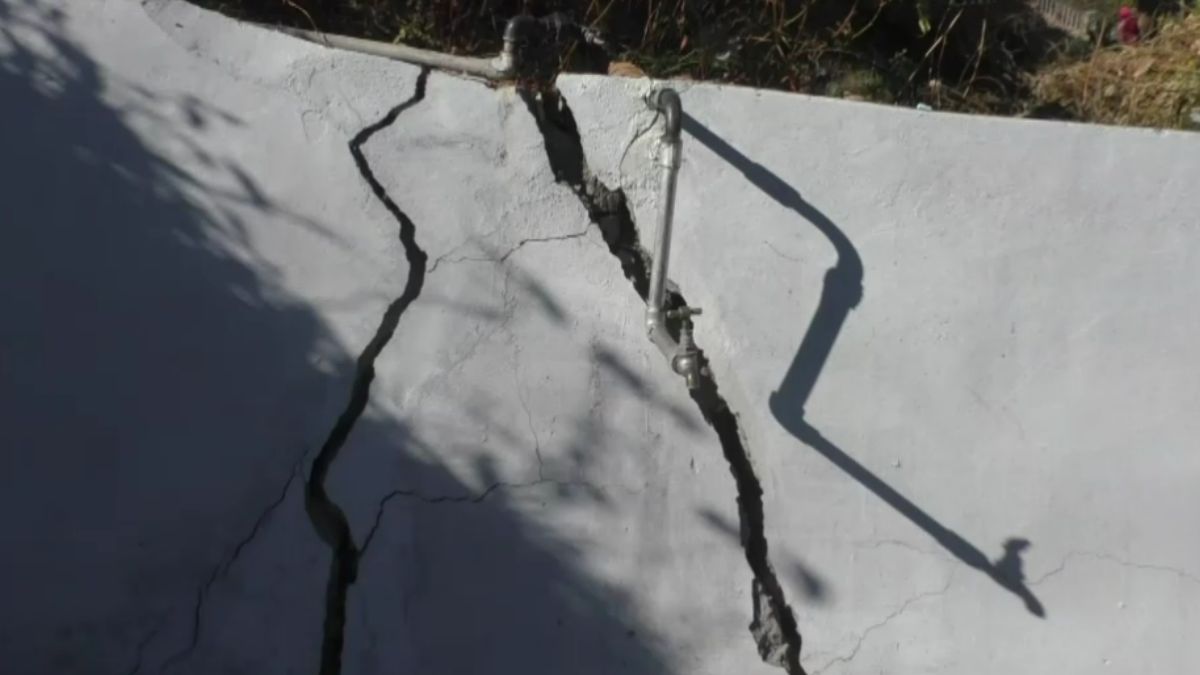 उत्तराखंड में दरकी जमीन, खेतों-घरों में बड़ी दरारें, दहशत से इलाका छोड़ रहे लोग उत्तराखंड में दरकी जमीन, खेतों-घरों में बड़ी दरारें, दहशत से इलाका छोड़ रहे लोग