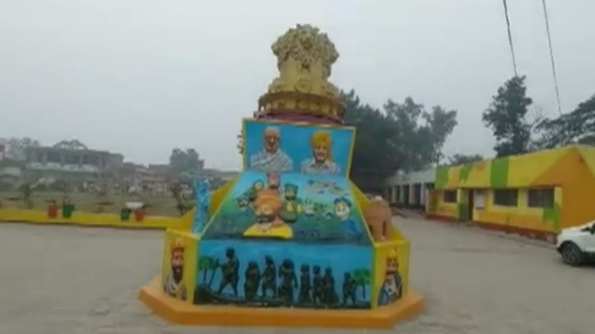 बच्चों के साथ स्कूल के प्रिंसिपल. बच्चों के साथ स्कूल के प्रिंसिपल.