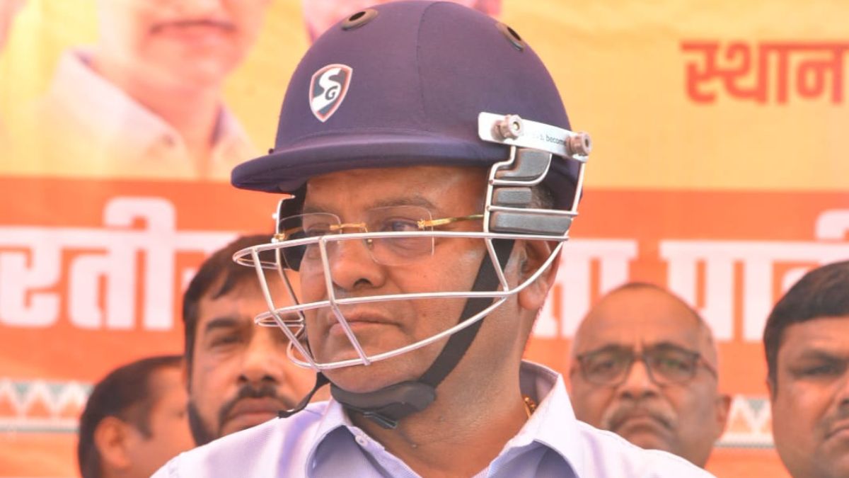 मंच पर हेलमेट पहनकर पहुंचे BJP विधायक. 