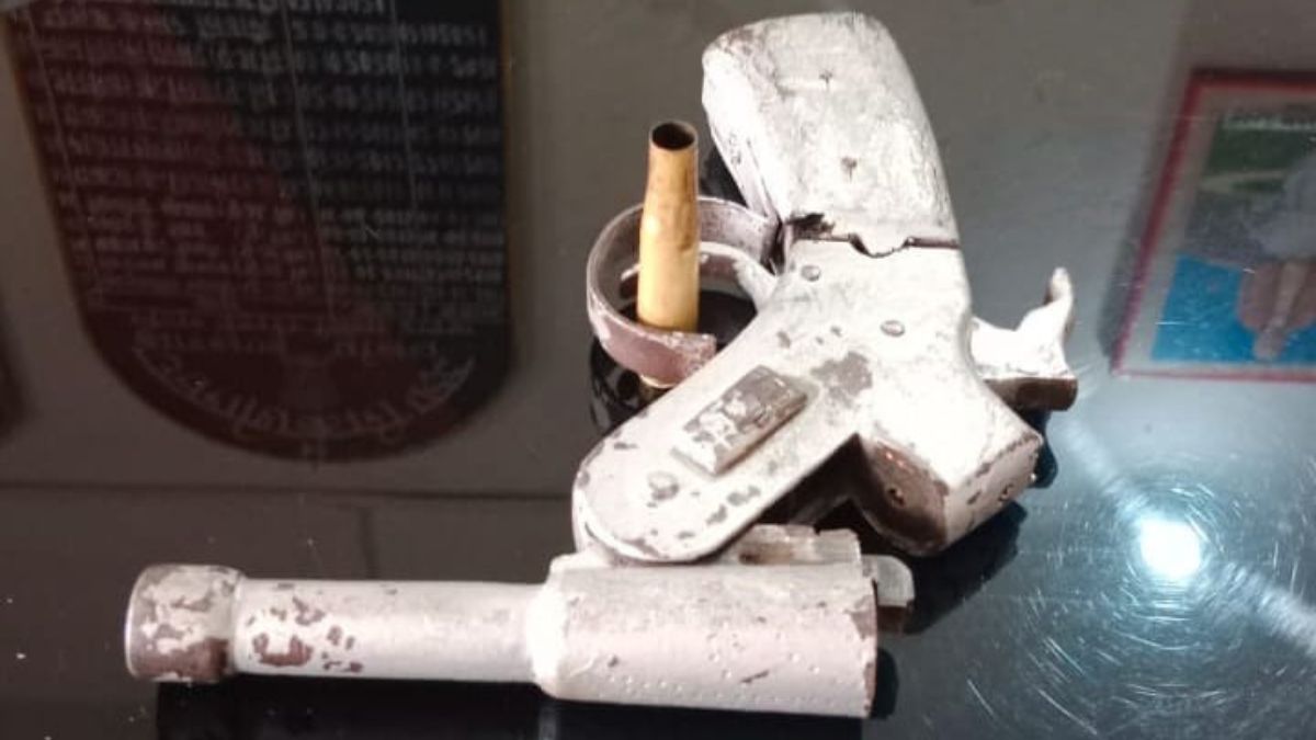 घटना के बारे में जानकारी देते पुलिस अधिकारी. 