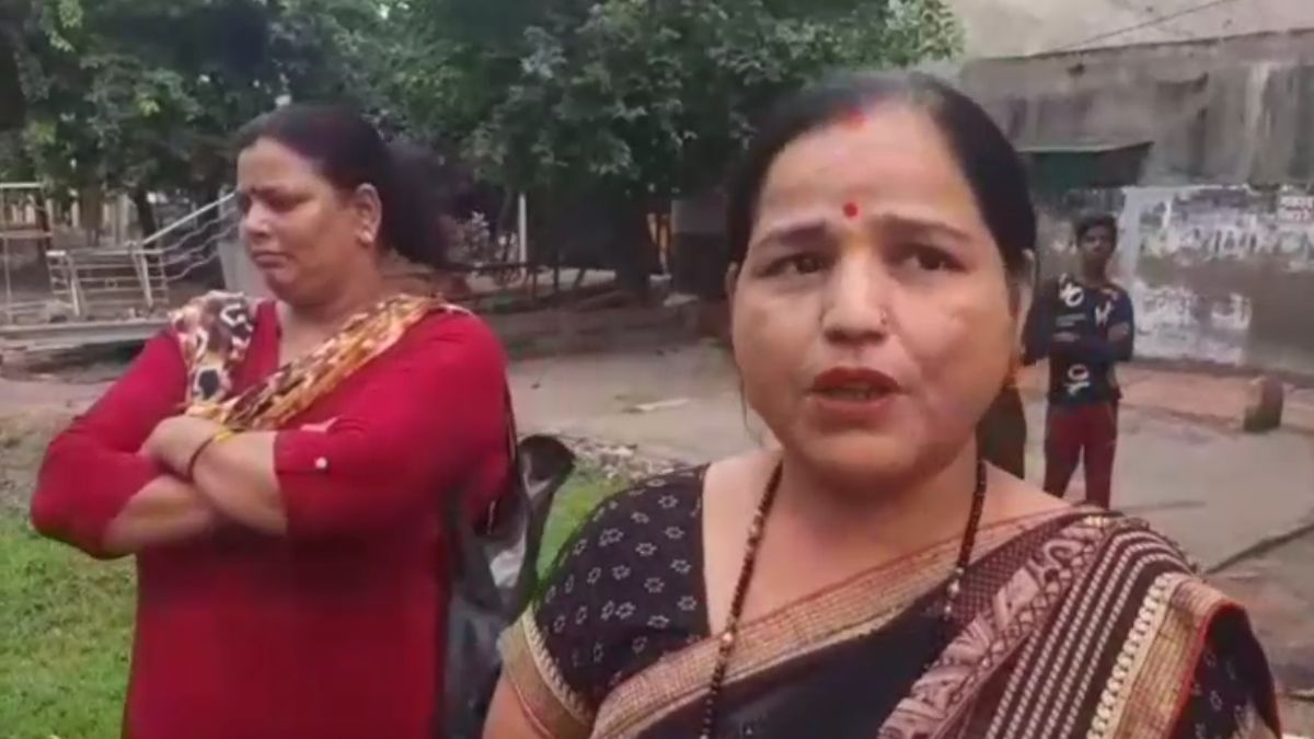  यहां के कई लोगों ने 'मकान बिकाऊ है' का बोर्ड लगा दिया है.