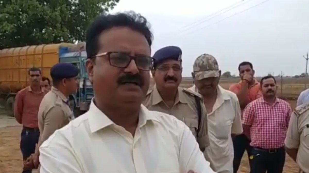 मध्य प्रदेश के रीवा में चलती मिली नकली सीमेंट की फैक्ट्री. (Photo: Aajtak) मध्य प्रदेश के रीवा में चलती मिली नकली सीमेंट की फैक्ट्री. (Photo: Aajtak)