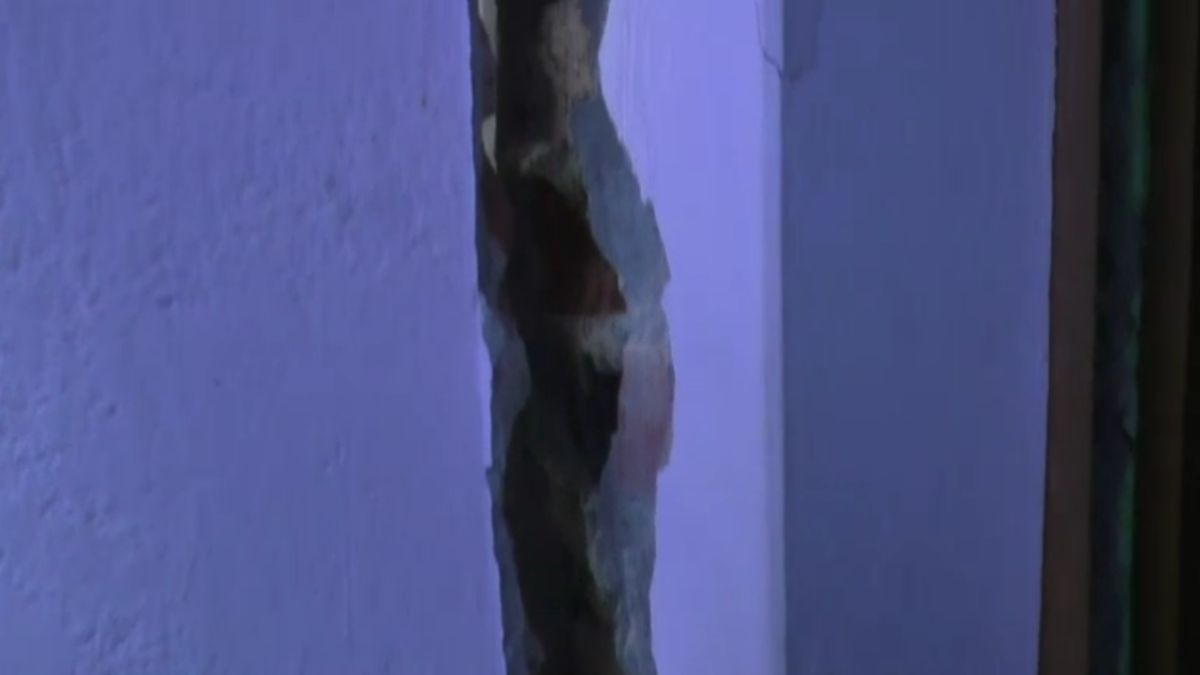 उत्तराखंड में दरकी जमीन, खेतों-घरों में बड़ी दरारें, दहशत से इलाका छोड़ रहे लोग उत्तराखंड में दरकी जमीन, खेतों-घरों में बड़ी दरारें, दहशत से इलाका छोड़ रहे लोग