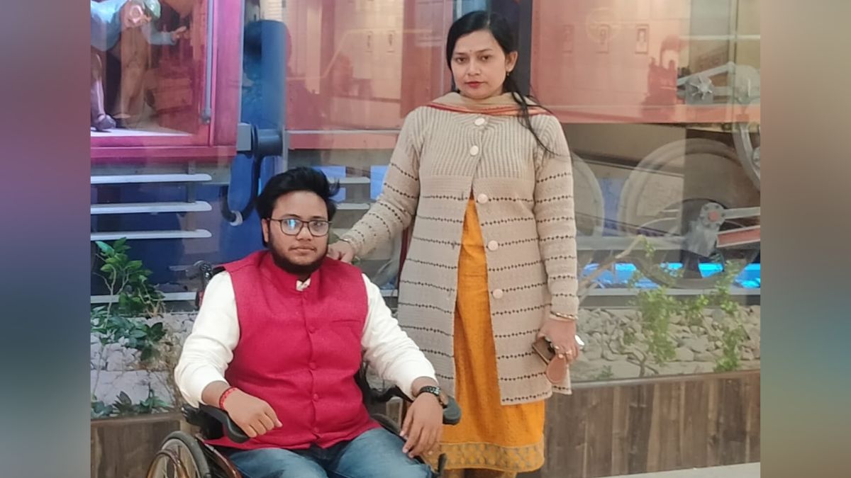 शरद सिंह और उनकी दोस्त.