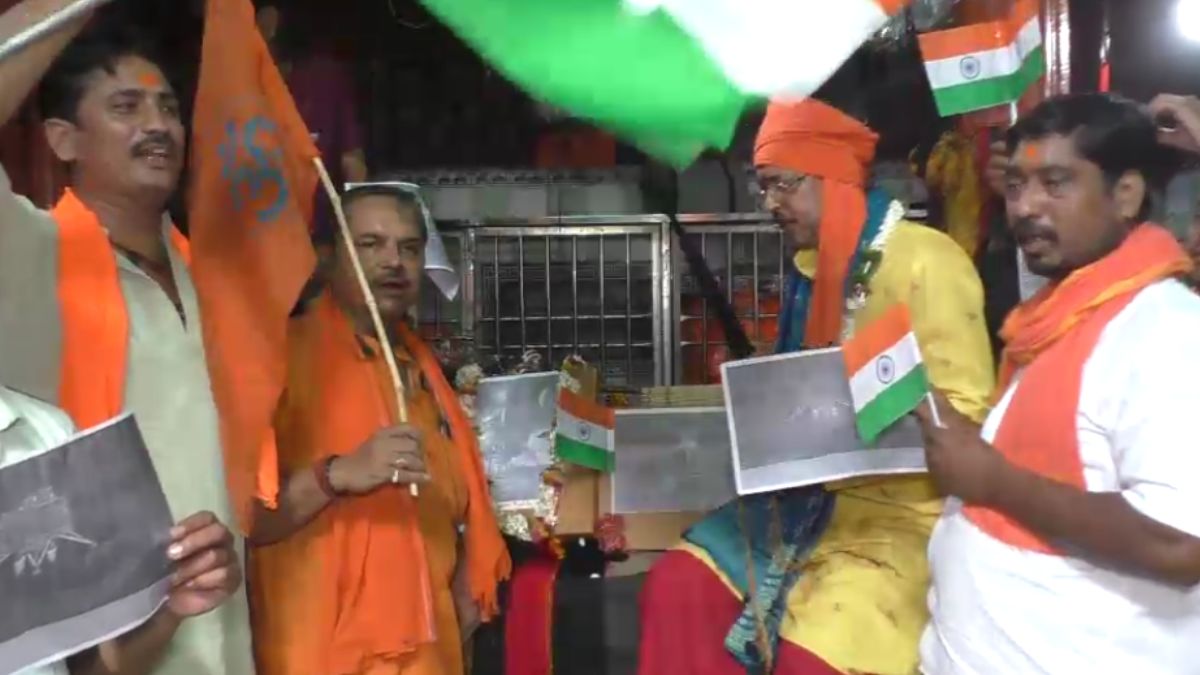 वाराणसी में की गई अंतरिक्ष के देवता की पूजा. वाराणसी में की गई अंतरिक्ष के देवता की पूजा.