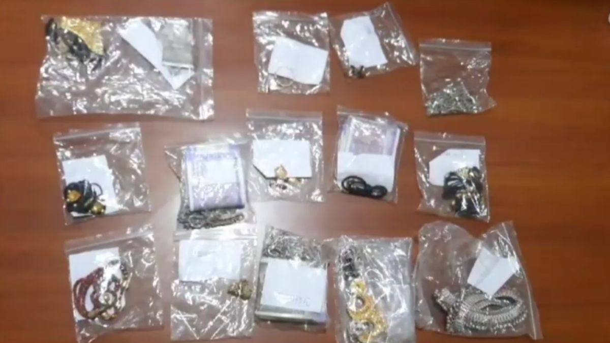 पुलिस की गिरफ्त में महिलाएं. पुलिस की गिरफ्त में महिलाएं.