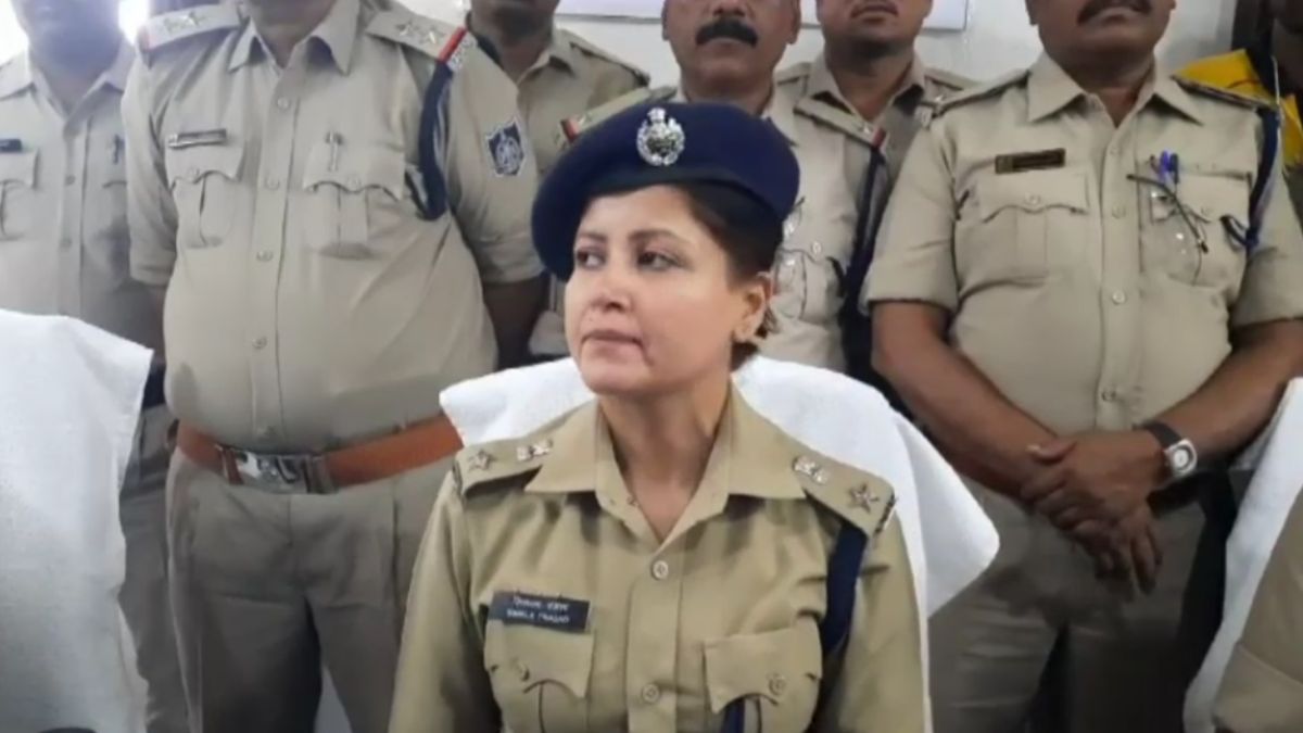 पुलिस की गिरफ्त में महिलाएं. पुलिस की गिरफ्त में महिलाएं.